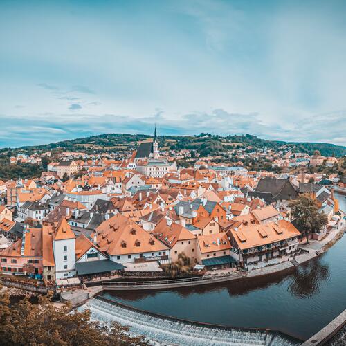 Zicht op het stadje Cesky Krumlov, dat in een lus van de Moldau ligt.