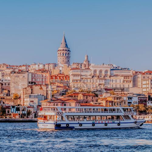 Zicht op het kleurrijke Istanboel vanop de Bosporus.