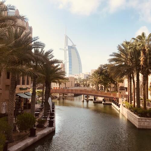 Zicht op de Burj Al Arab in de Verenigde Arabische Emiraten.