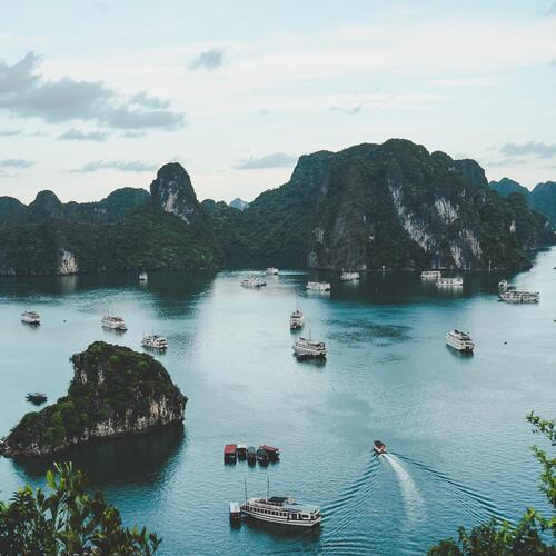 Bootjes varen in Ha Long Bay in Vietnam.