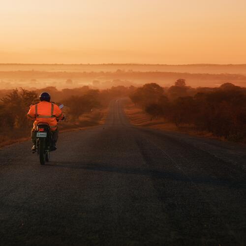 Motorrijder op de Great East Road in Zambia.