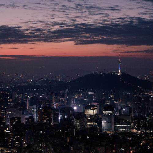 De skyline van Seoul bij nacht.