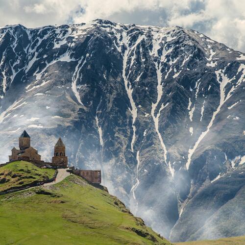 De Trinity Gergeti-kerk in Kazbegi.