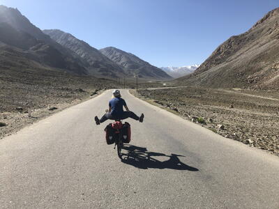 Manon op de fiets in Pamir richting Tokio