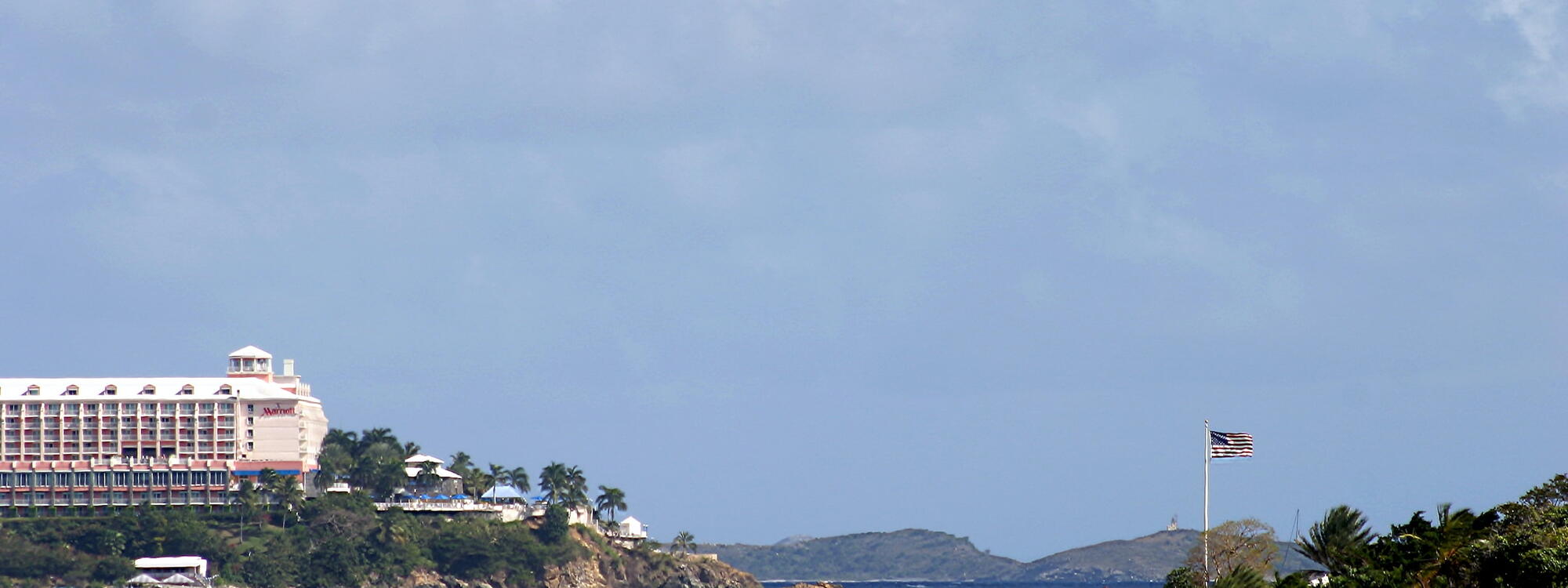 Een Amerikaanse vlag in de haven van Charlotte Amalie met op de achtergrond Buck Island