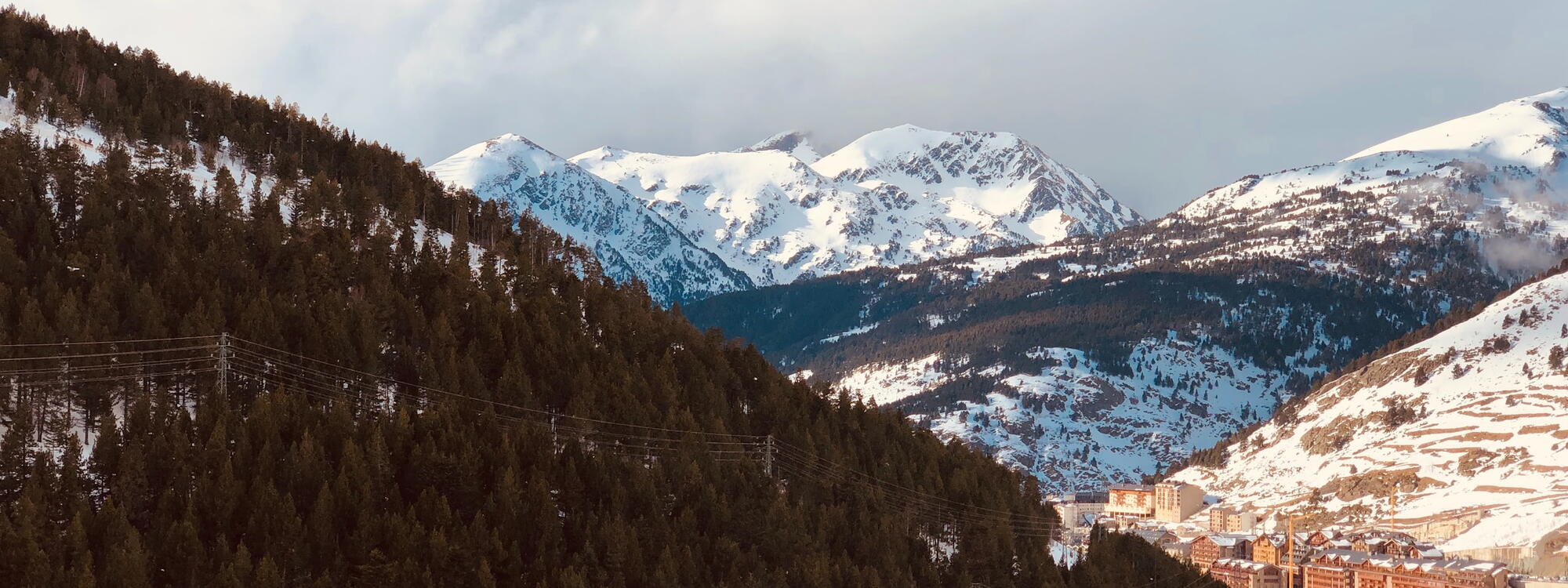 Het dorpje Soldeu tussen de besneeuwde bergen in Andorra