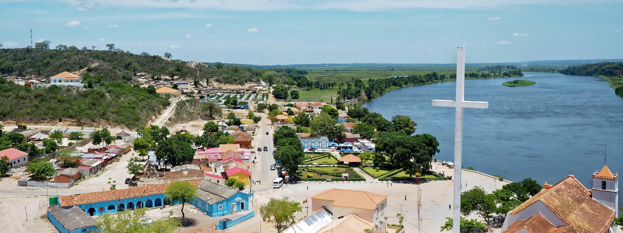 Een zicht op het dorp Muxima naast de rivier Kwanza in Angola