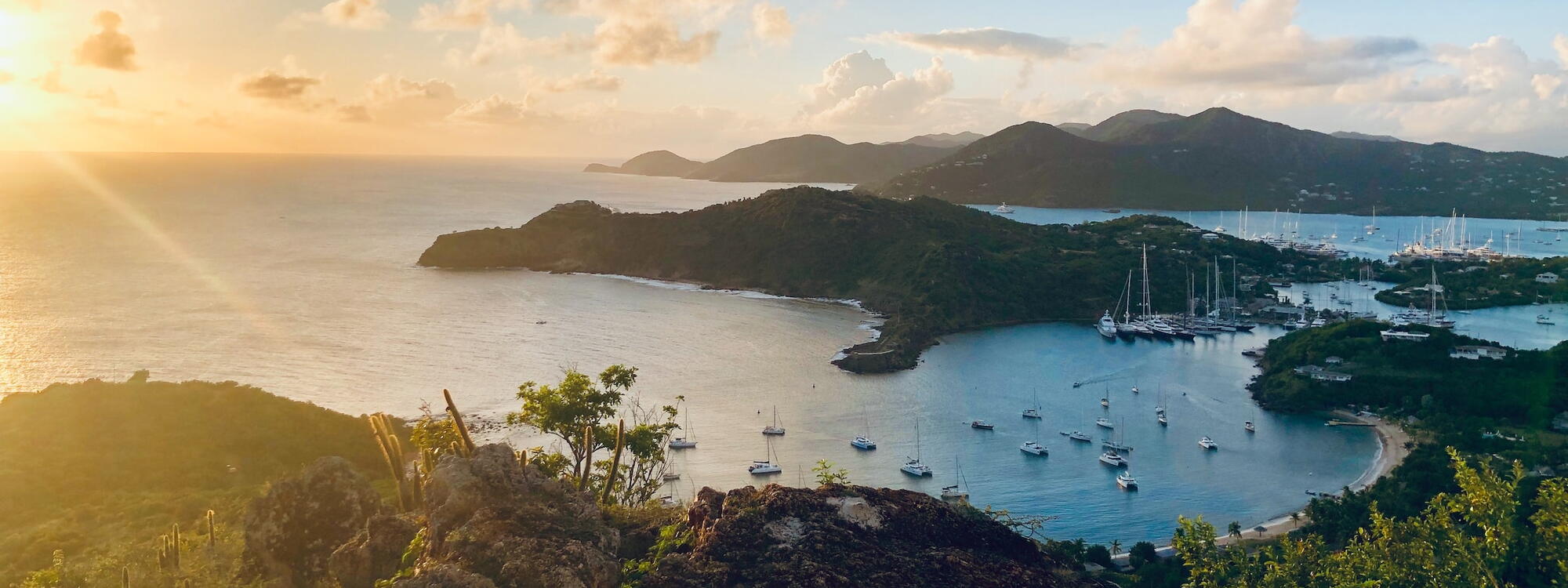 Een zicht op de zonsondergang bij English Harbour in Antigua en Barbuda