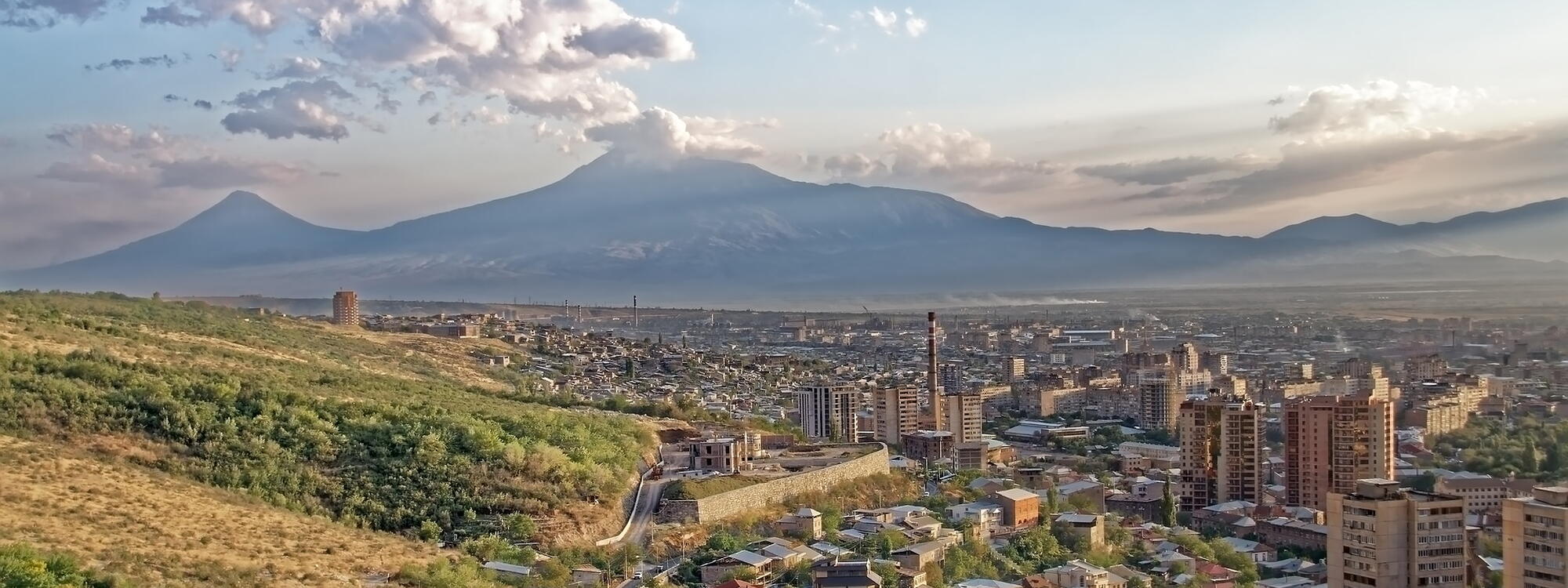 Een zicht op Yerevan met de berg Ararat op de achtergrond in Armenië