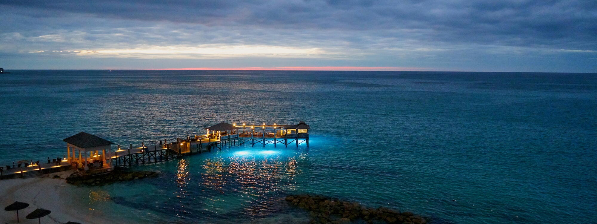 Een stijger aan het strand in de nacht bij Nassau in de Bahama's