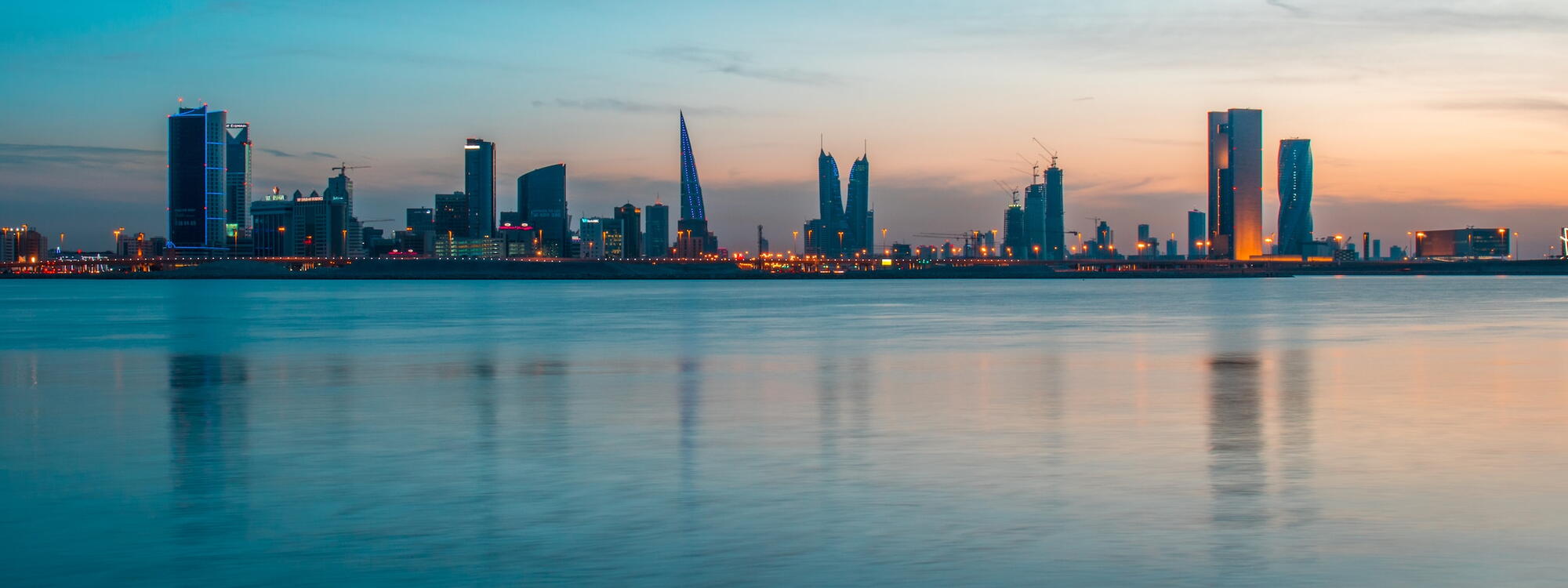 Wolkenkrabbers op de skyline van al-Muh̨arraq in Bahrein