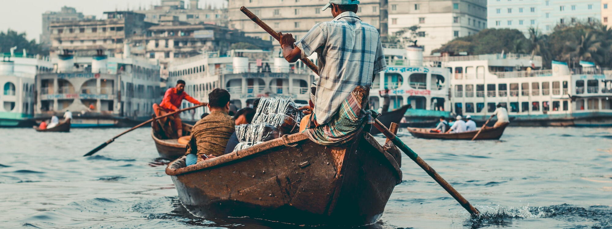Een bootje op de Buriganga-rivier bij Dhaka in Bangladesh
