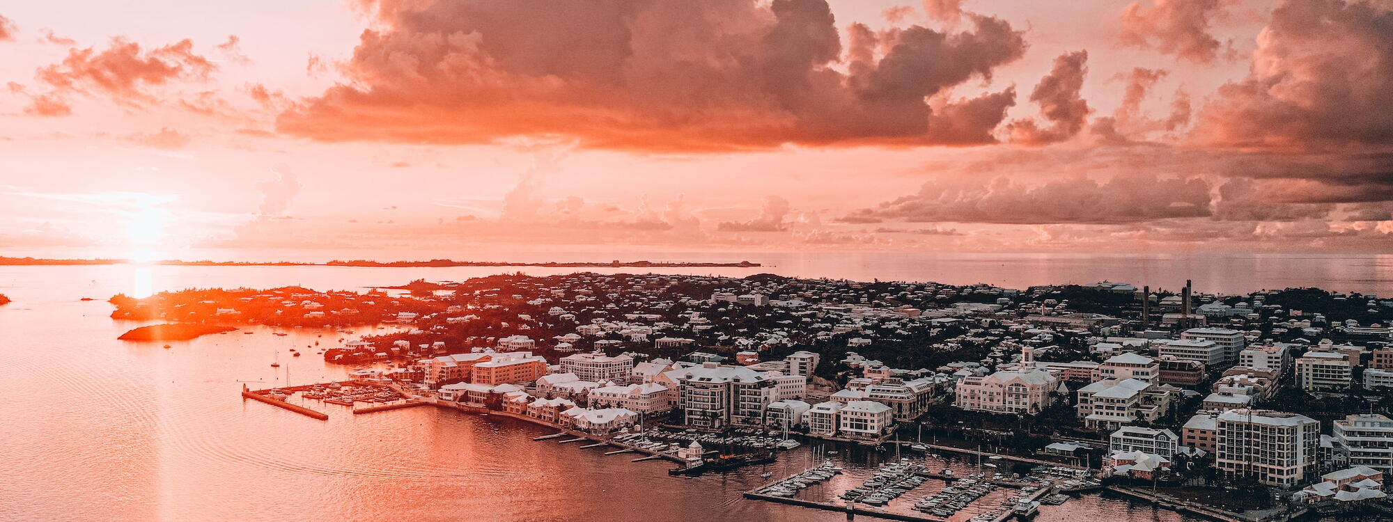 Zonsondergang boven Hamilton Harbour in Bermuda