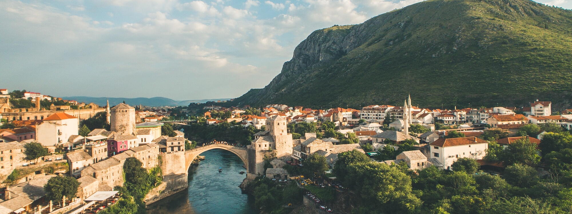 Een luchtfoto van de brug van Mostar in Bosnië en Herzegovina