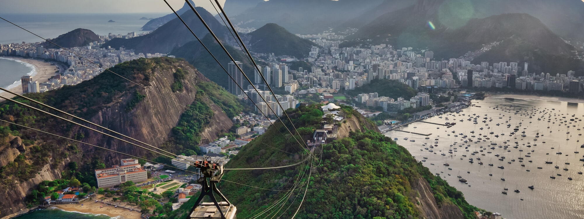 Een kabelbaan boven de rotsen aan de kust van Rio de Janeiro in Brazilië
