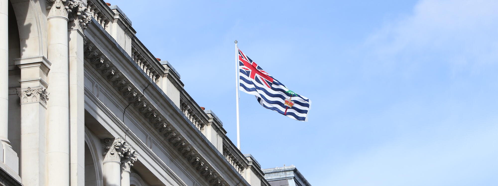 De vlag van het Brits Indische Oceaanterritorium op het gebouw van de Foreign Office in Londen