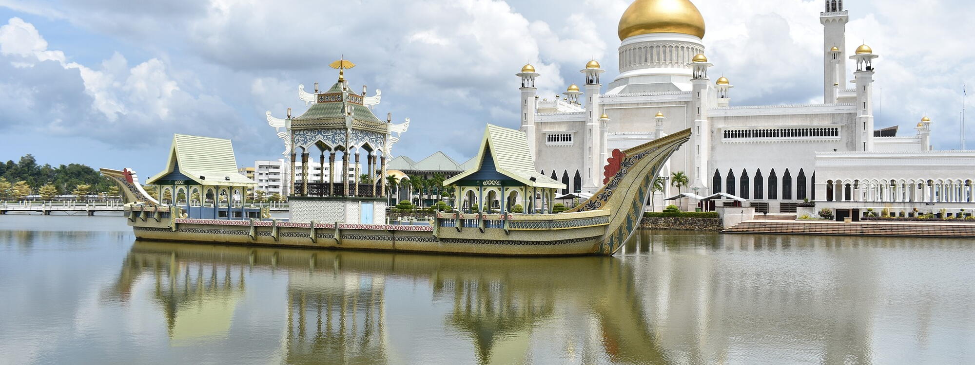 De witte torens met gouden daken van de Omar Ali Saifuddin-moskee in Bandar Seri Bagawan, Brunei