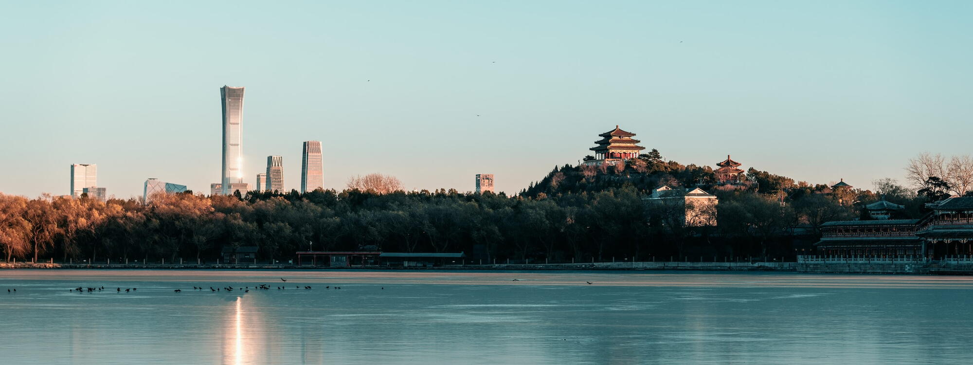 De wolkenkrabbers van Beijing steken uit boven het Jingshan park in China