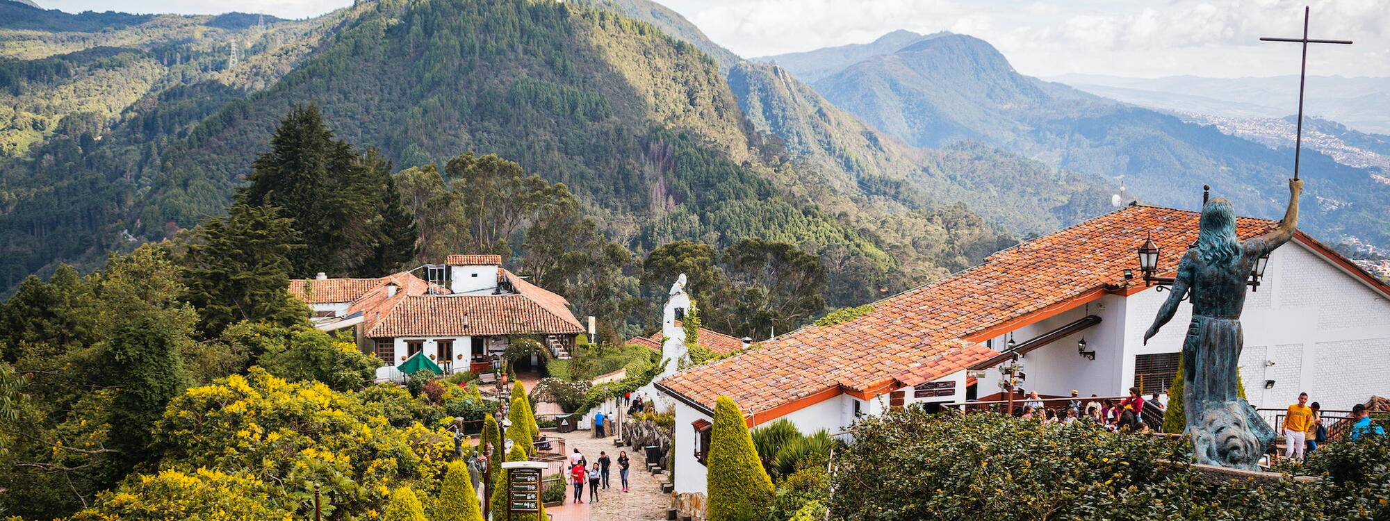 Mensen wandelen op een weg in de bergen rond Bogota in Colombia