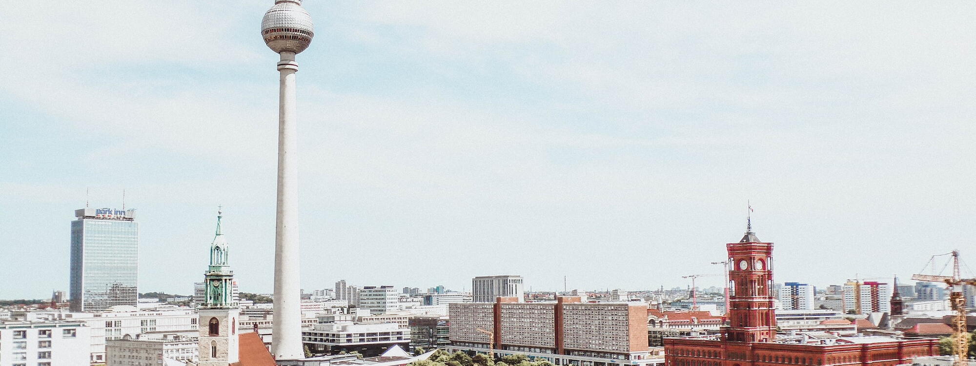 De Berlijnse Fernsehturm torent uit boven het Rotes Rathaus en de Marienkirche