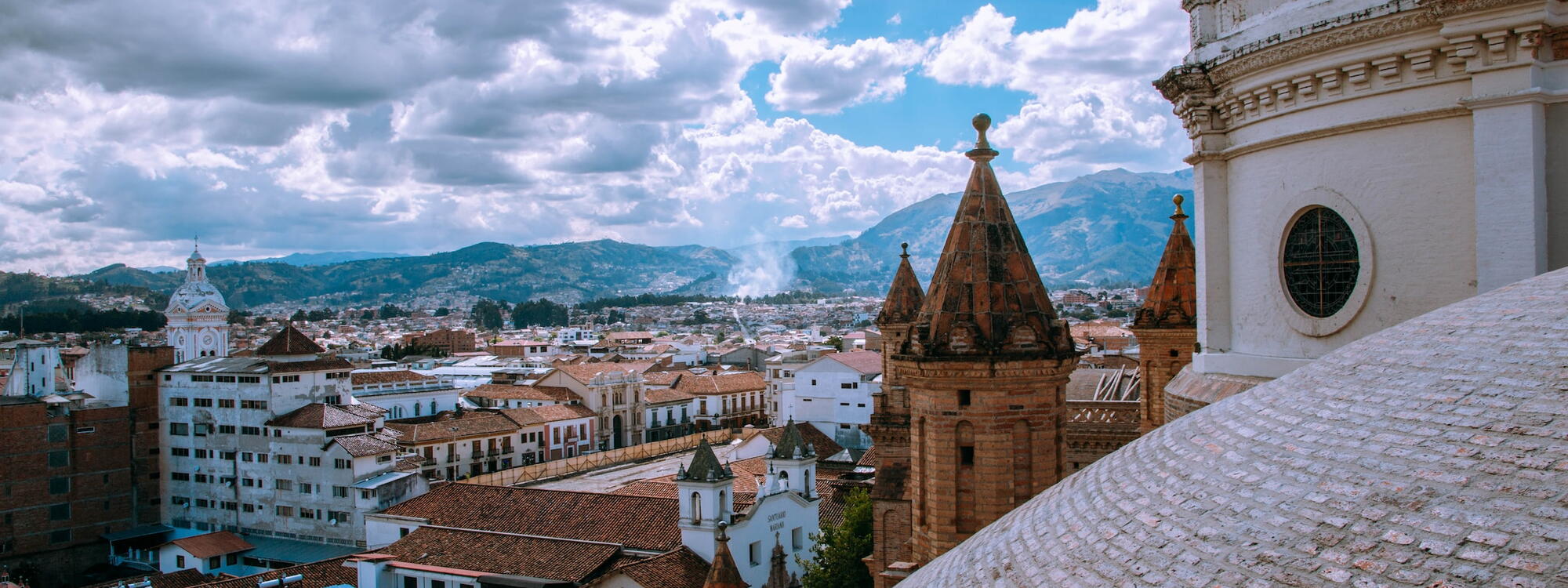 Een zicht op de huizen en de bergen vanop de koepel van de kathedraal van Cuenca