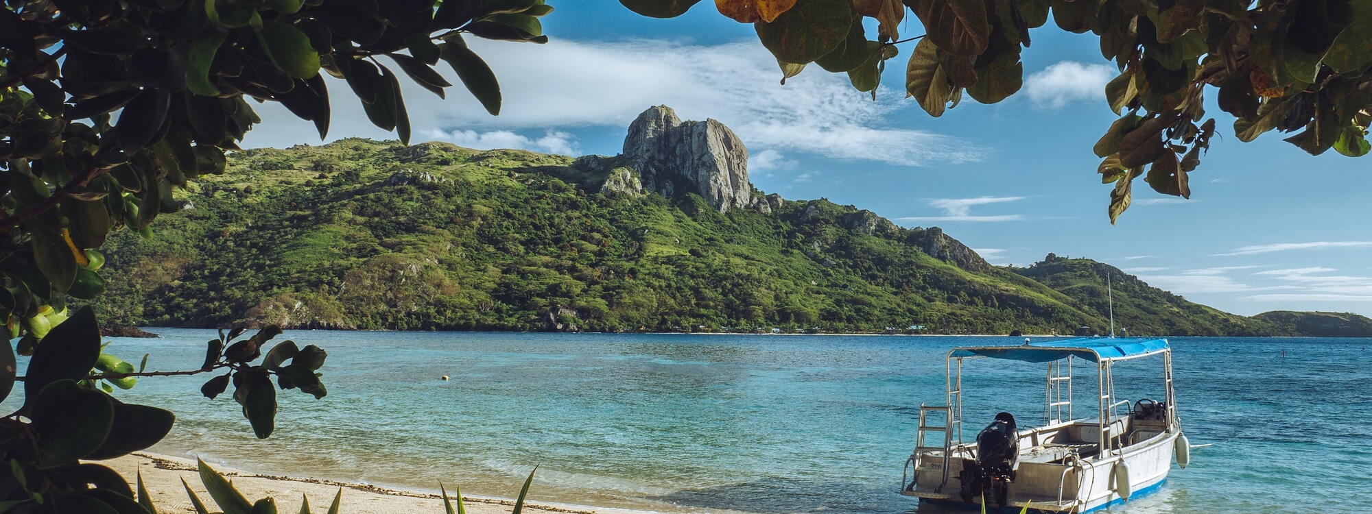 Een bootje ligt klaar aan de kust van Kuata, een van de eilanden in Fiji