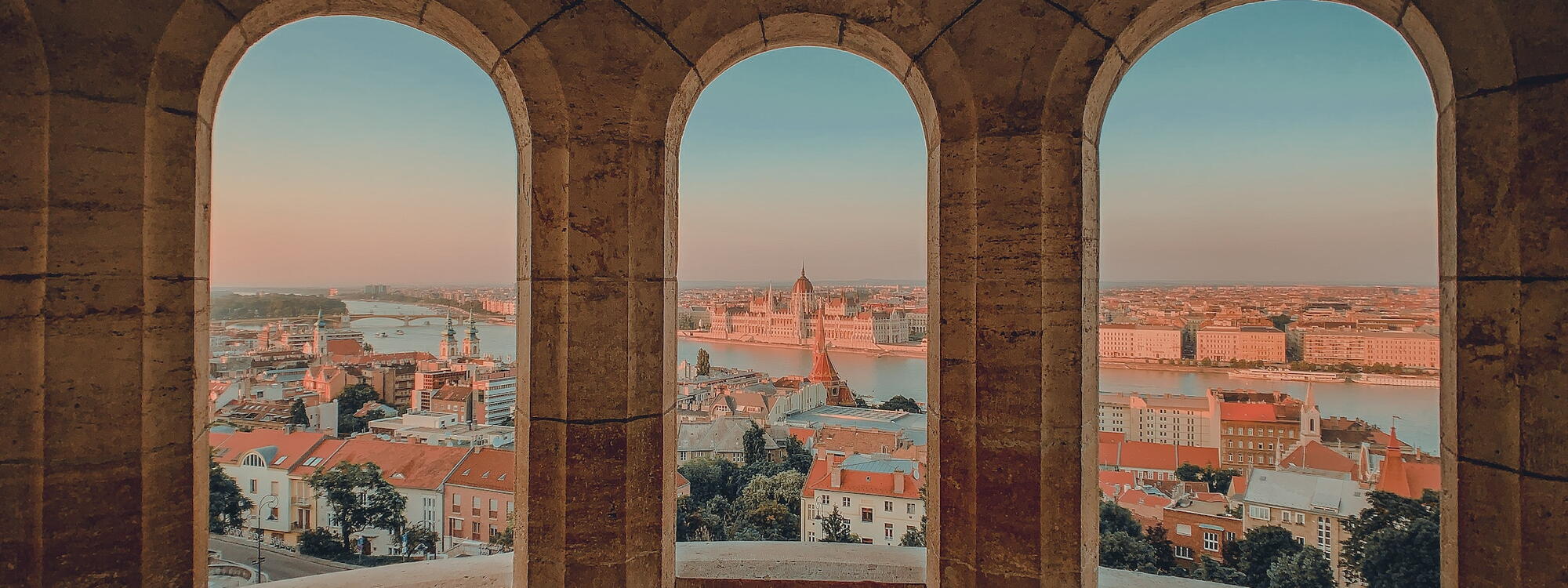 Een zicht op het parlementsgebouw in Boedapest