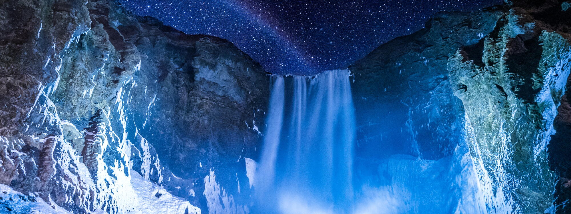 Nachtelijke aanblik van de Skogafoss-waterval.