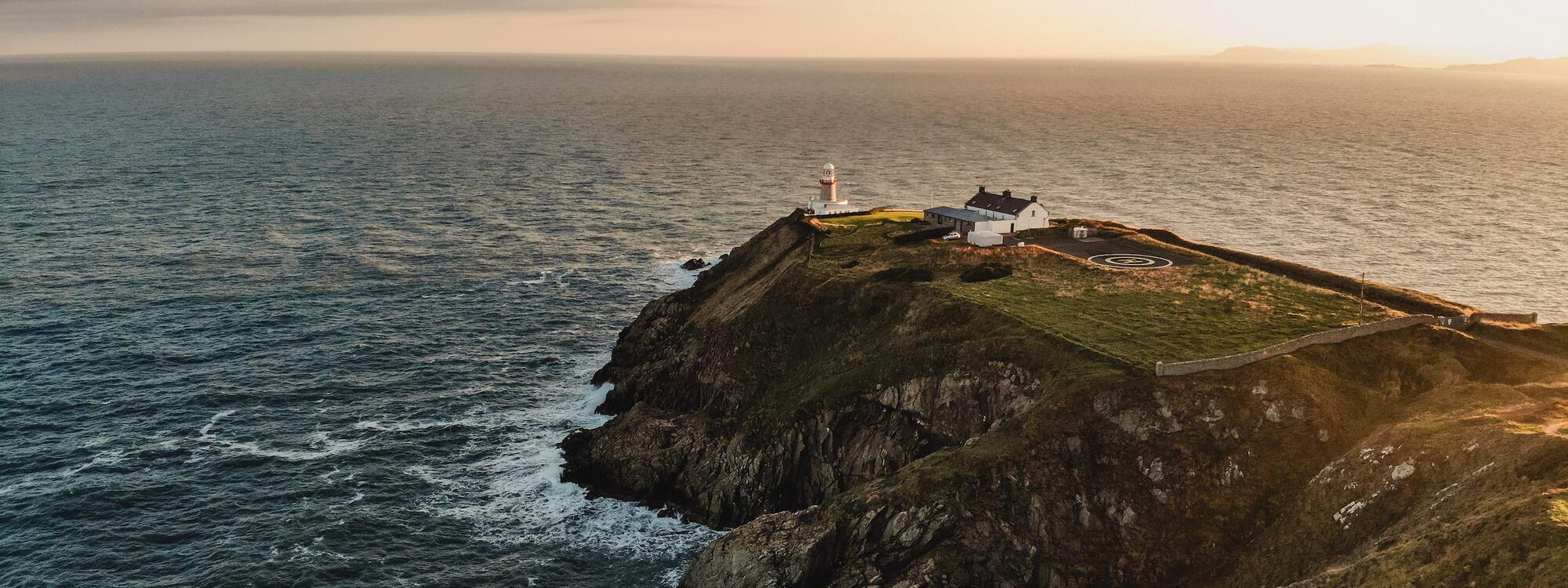 De vuurtoren van Howth staat langs de rotsachtige kust nabij Dublin, Ierland