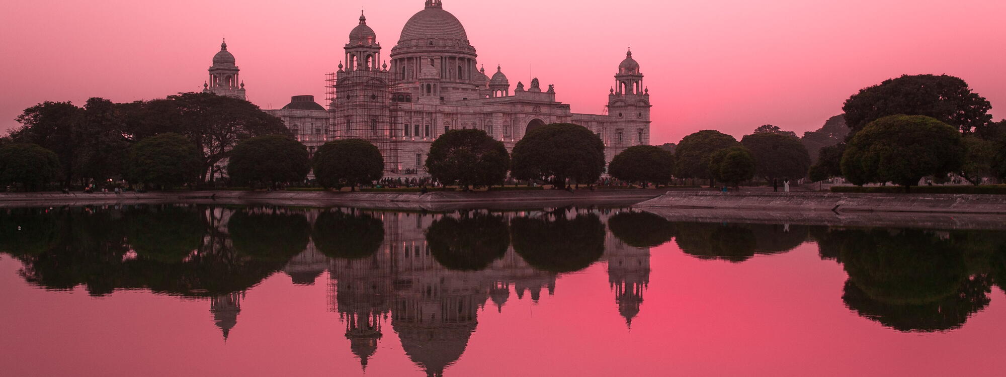 Roze zonsondergang in Kolkata.