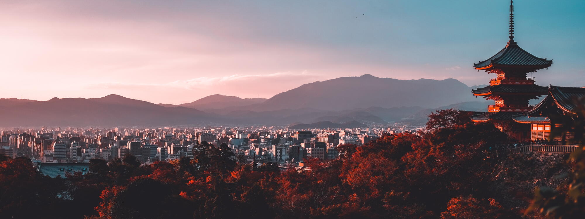 Uitzicht op Kyoto en de omringende bergen.