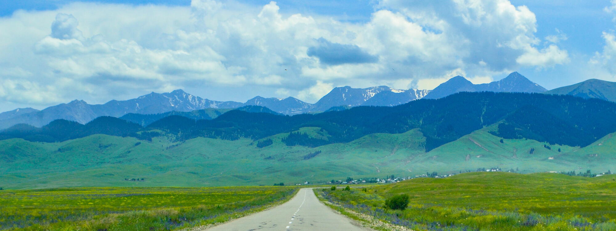 Weg naar het Kaindy Lake in Kazachstan.