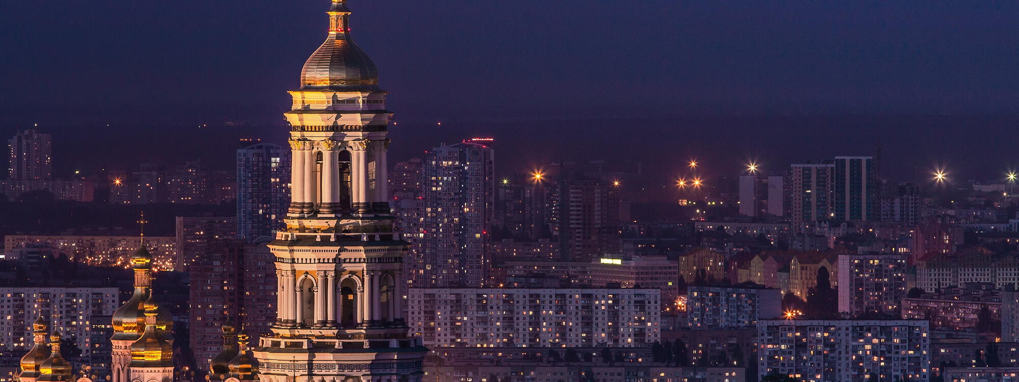 De nachtelijke skyline van Kiev.