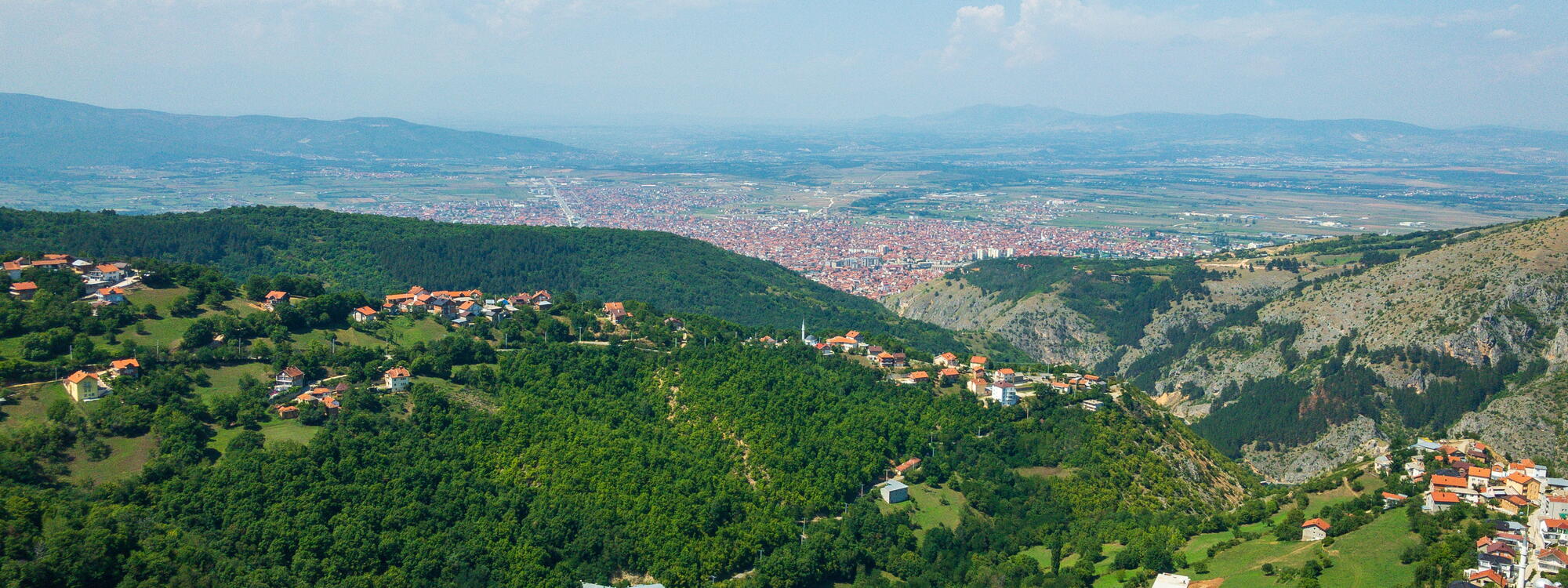 Uitzicht op de stad Prizren en groene omgeving.