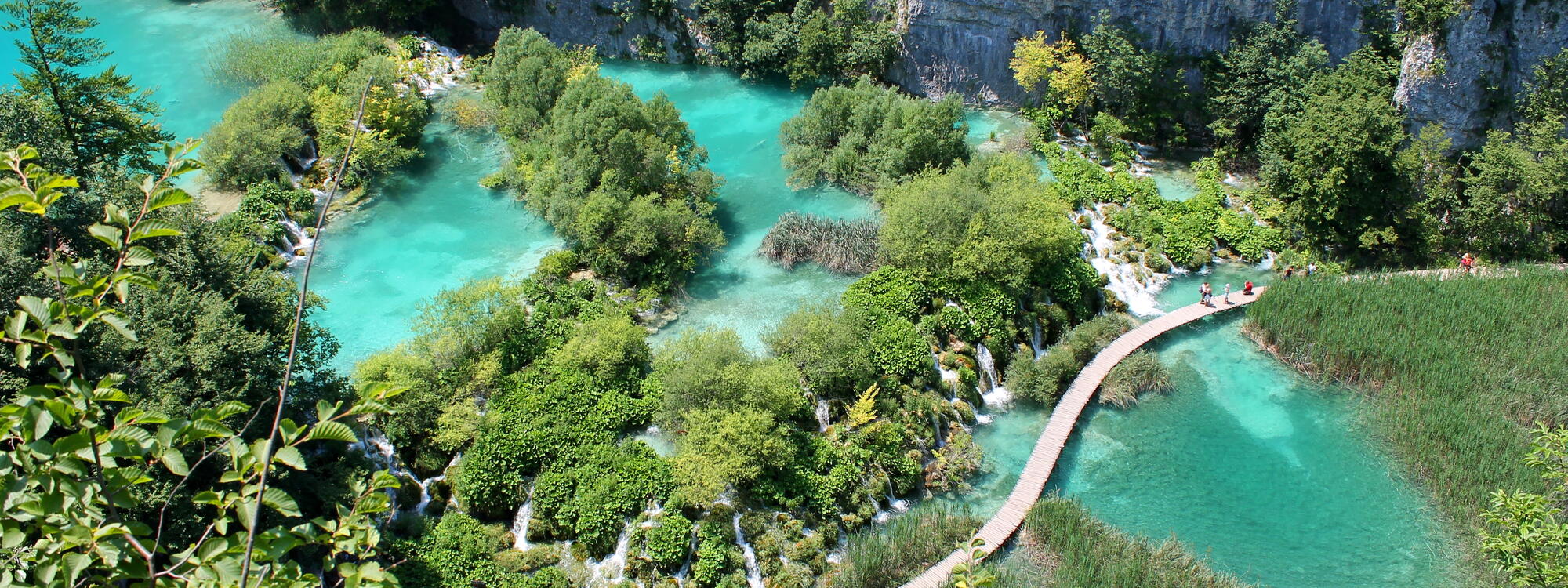 Wandelpad tussen de Plitvice-meren in Kroatië.