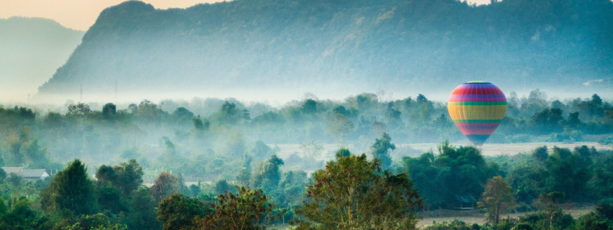 Luchtballon in de buurt van Vang Vieng.