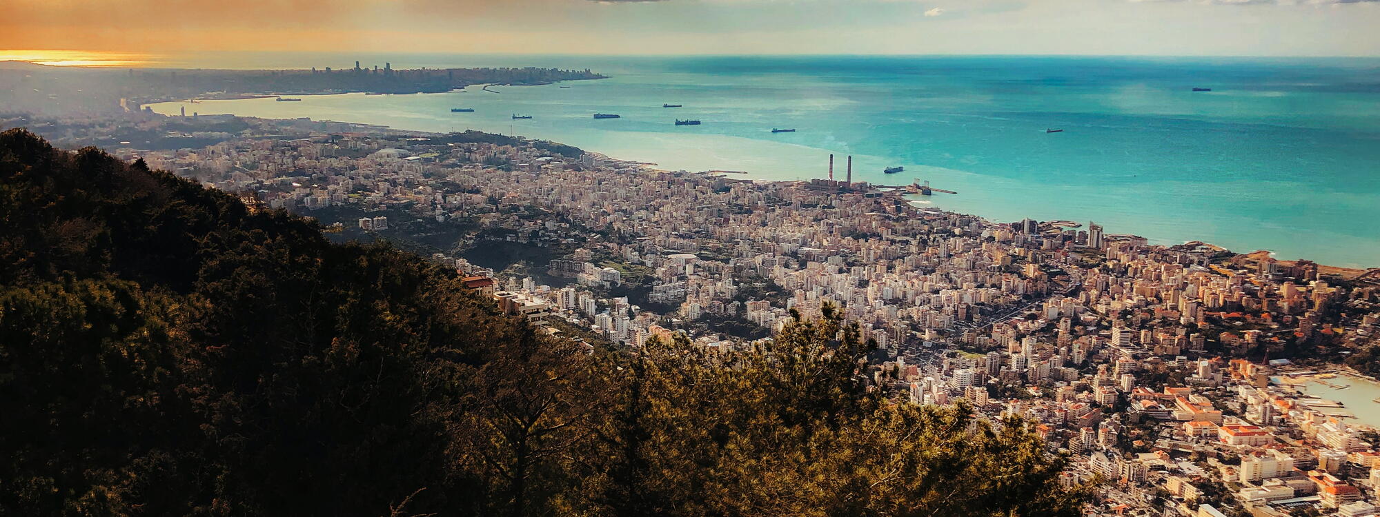 De baai van Jounieh in Libanon.