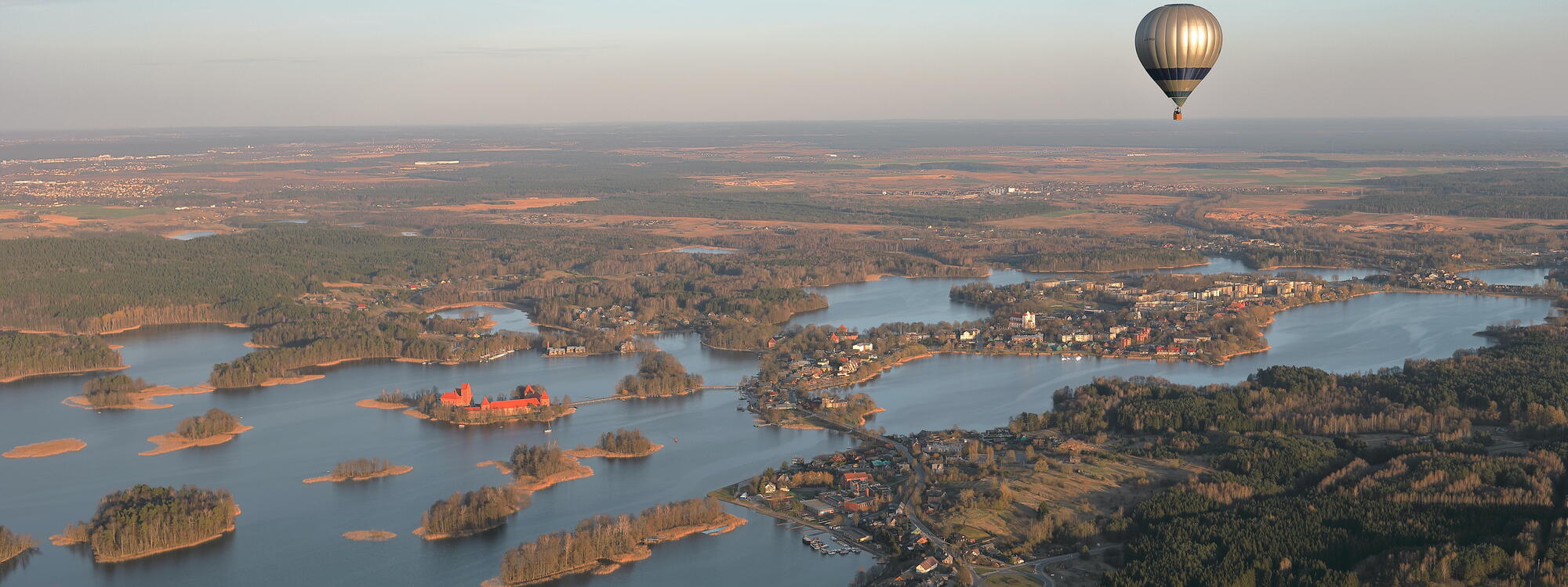 Luchtballon boven water in de buurt van Trakai.