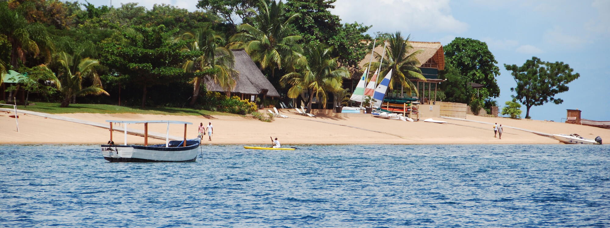 Boot langs de groene kust van Malawi.