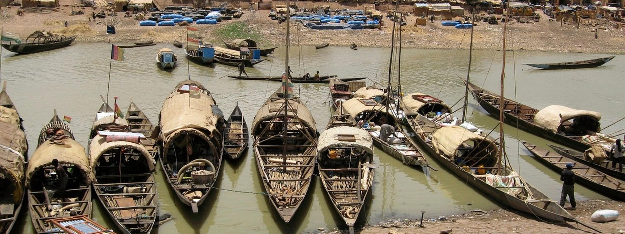 Boten op een rivierbedding in Mali.