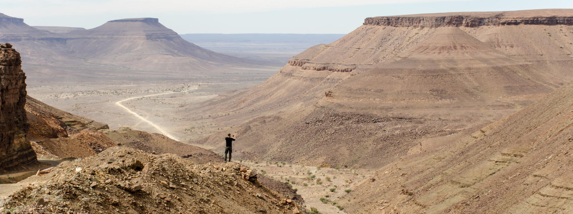 Man fotografeert zandrotsen in Mauritanië.