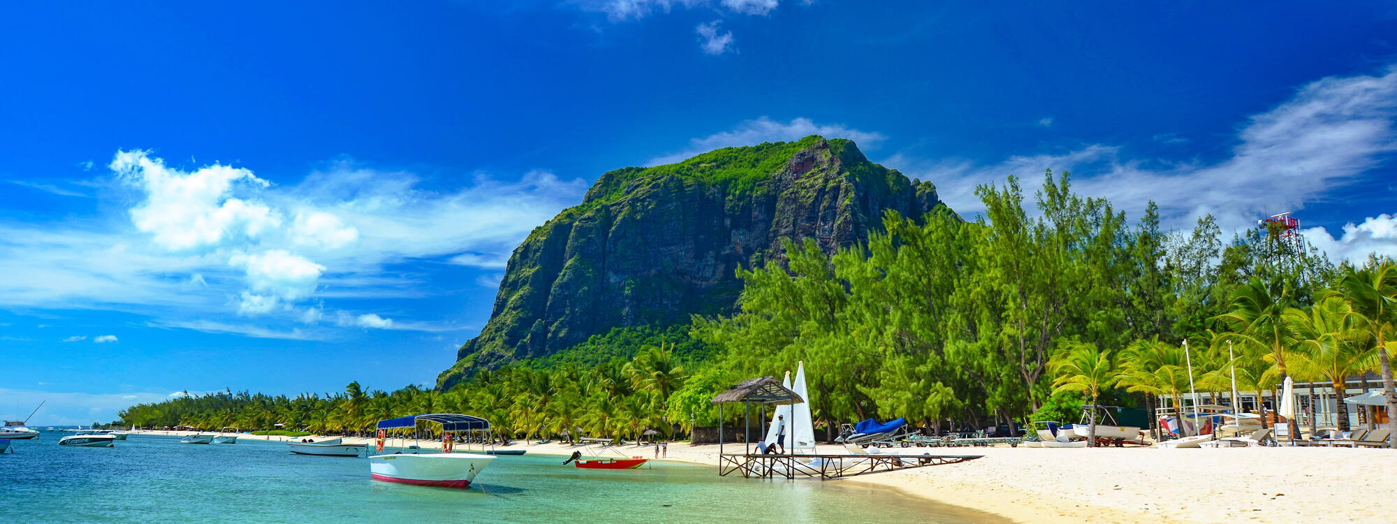 Oceaan, zandstrand en rots op Mauritius.