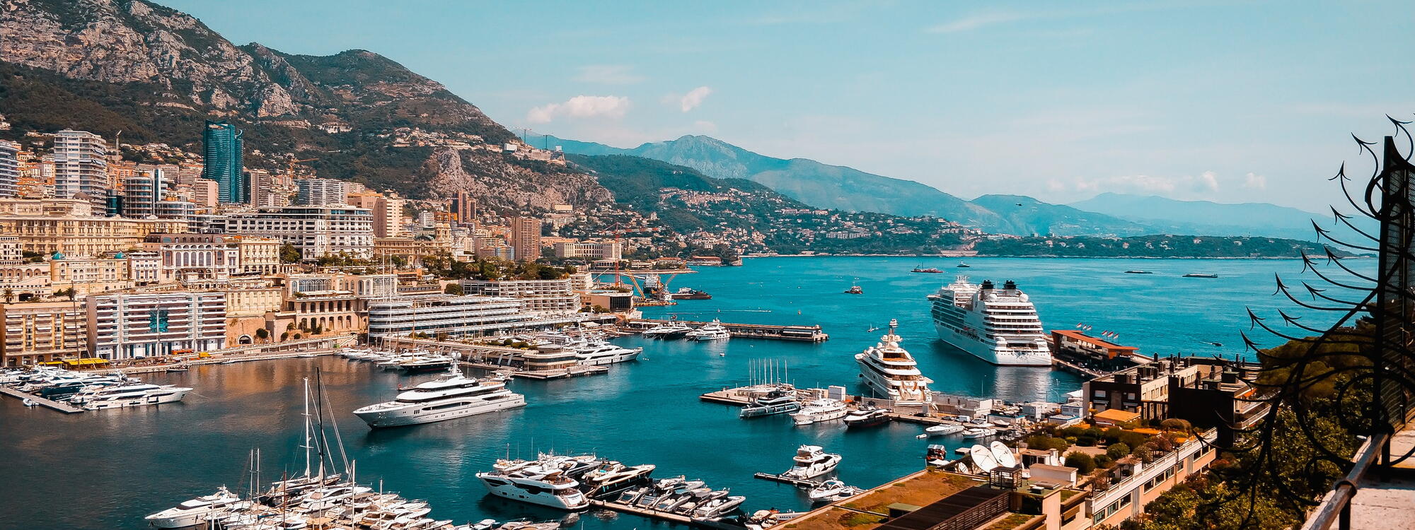 Jachten, boten en een cruiseschip in de haven van Monte Carlo.
