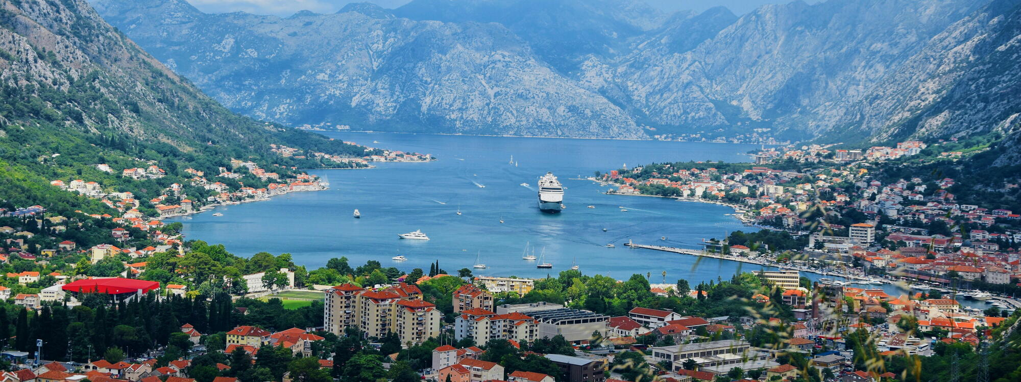 De baai van Kotor omgeven door bergen.