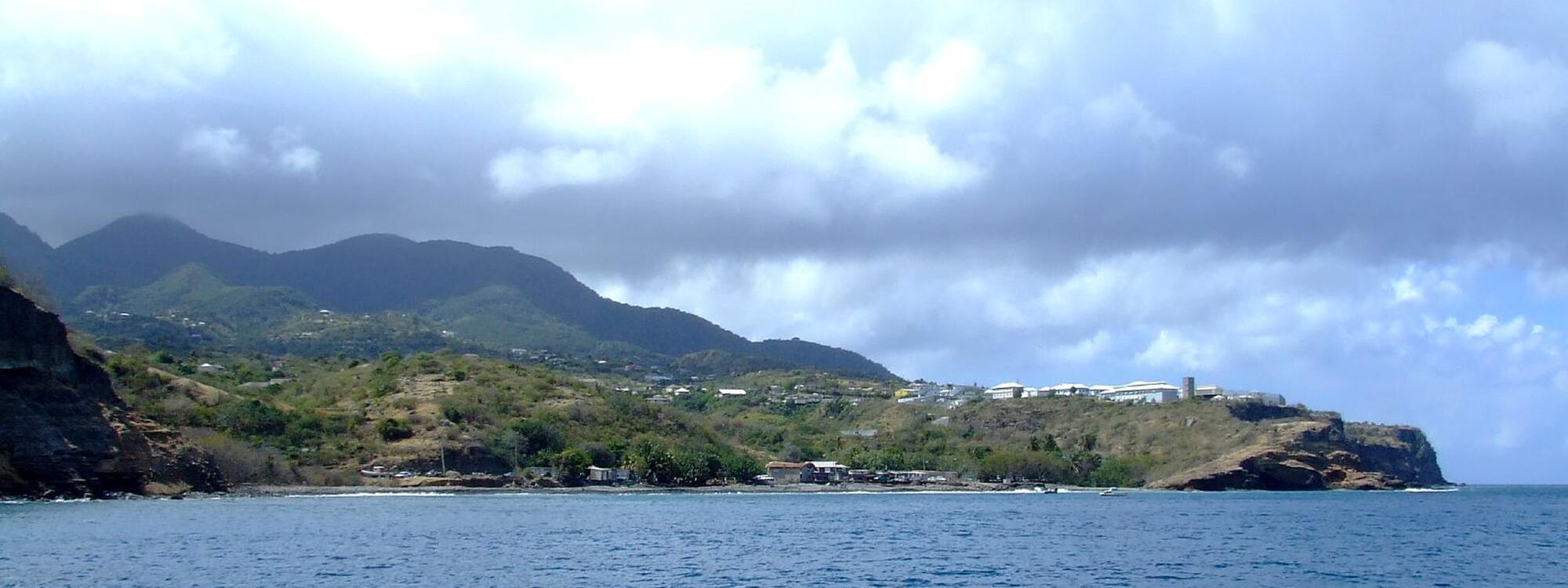 Kust van het Carribische eiland Montserrat.