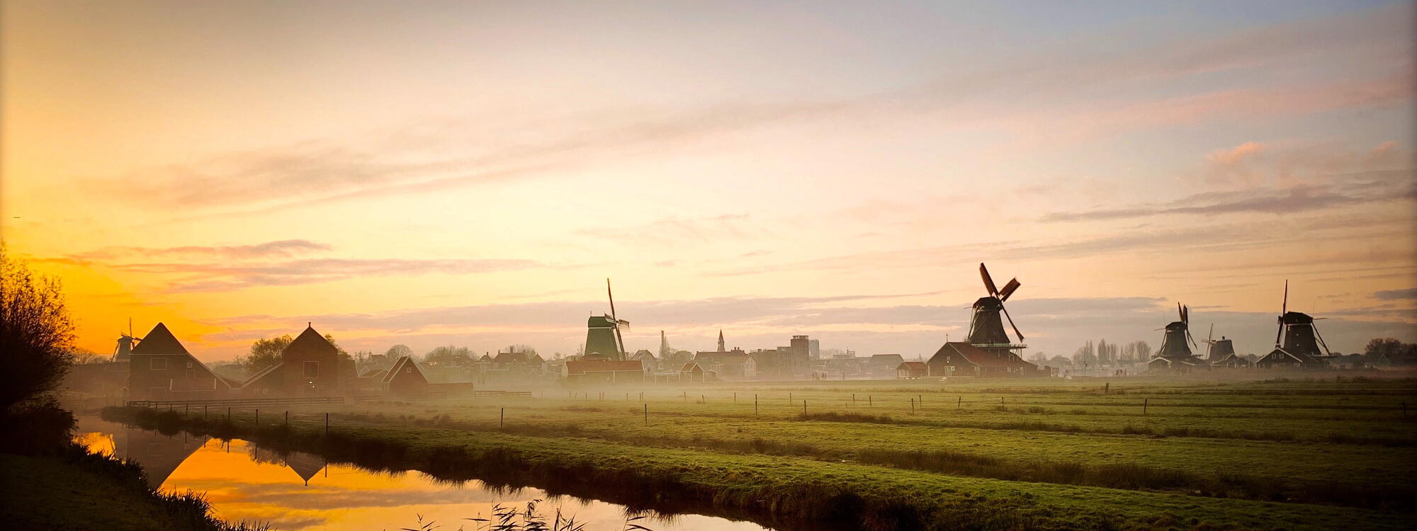 Zonsopgang boven de Zaanse Schans in Zaandam.