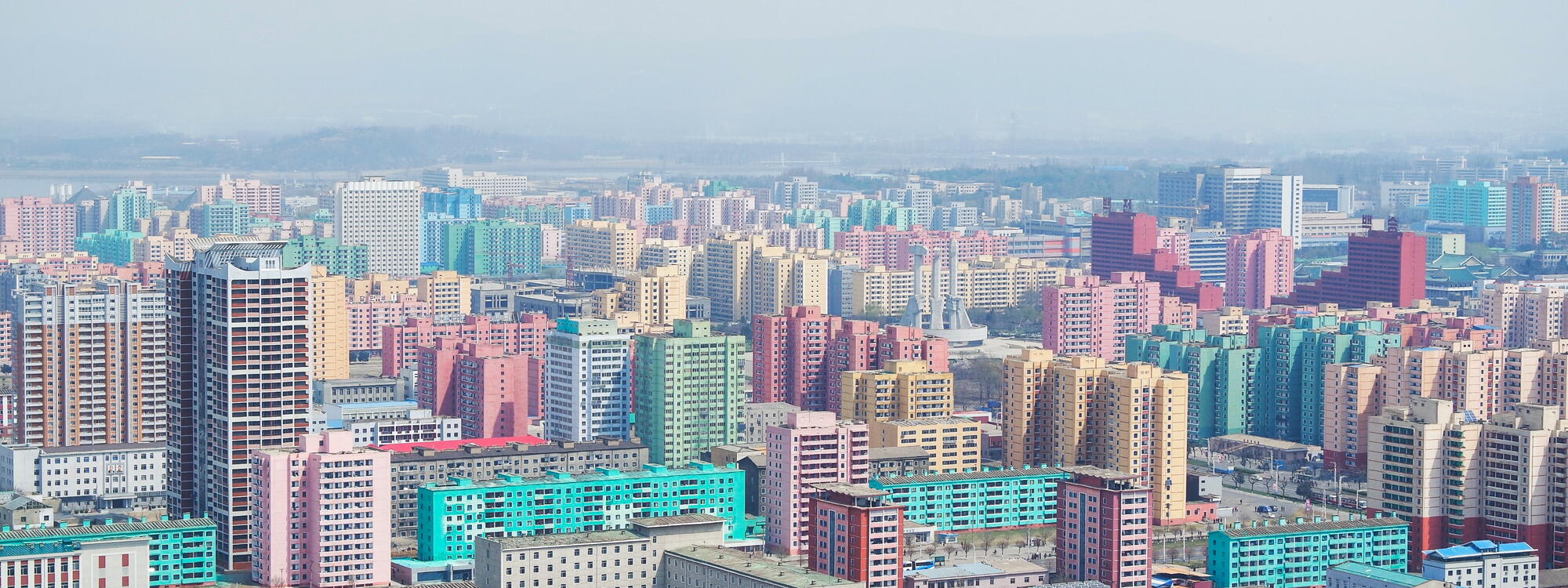 Flatgebouwen in Pyonyang, gefotografeerd vanaf de Juche Tower.