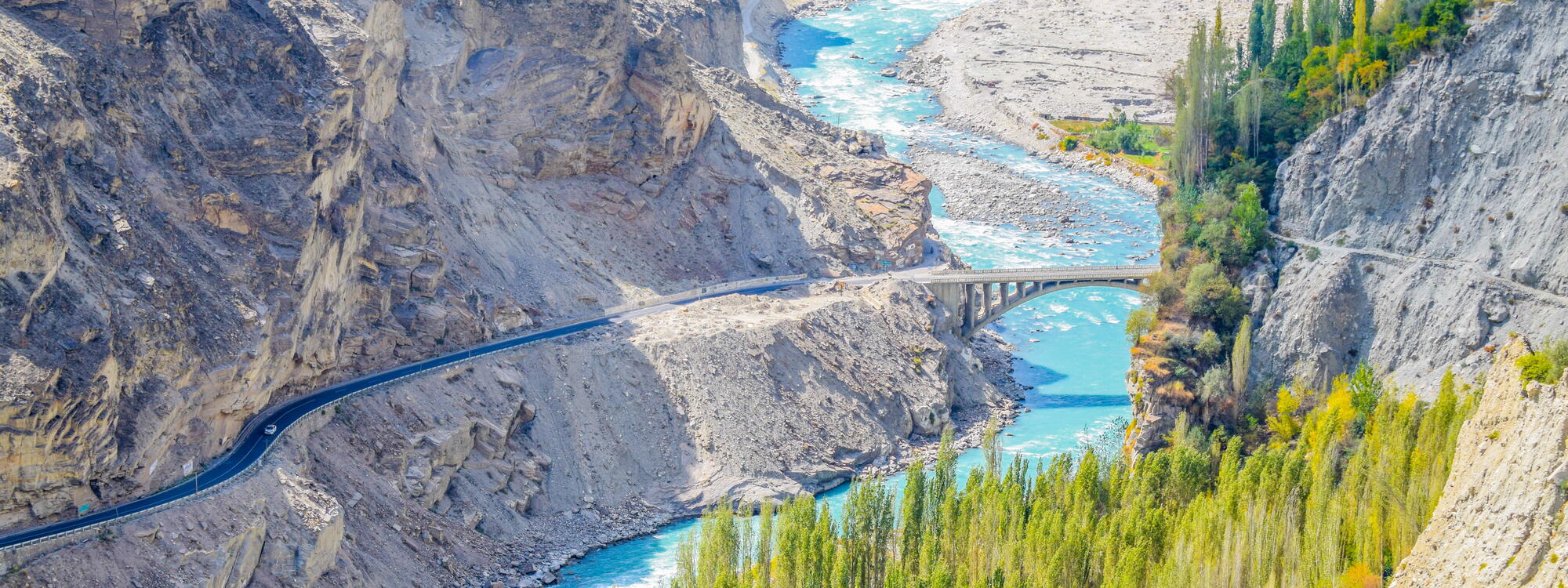 Weg door de afgelegen Hunza-vallei.