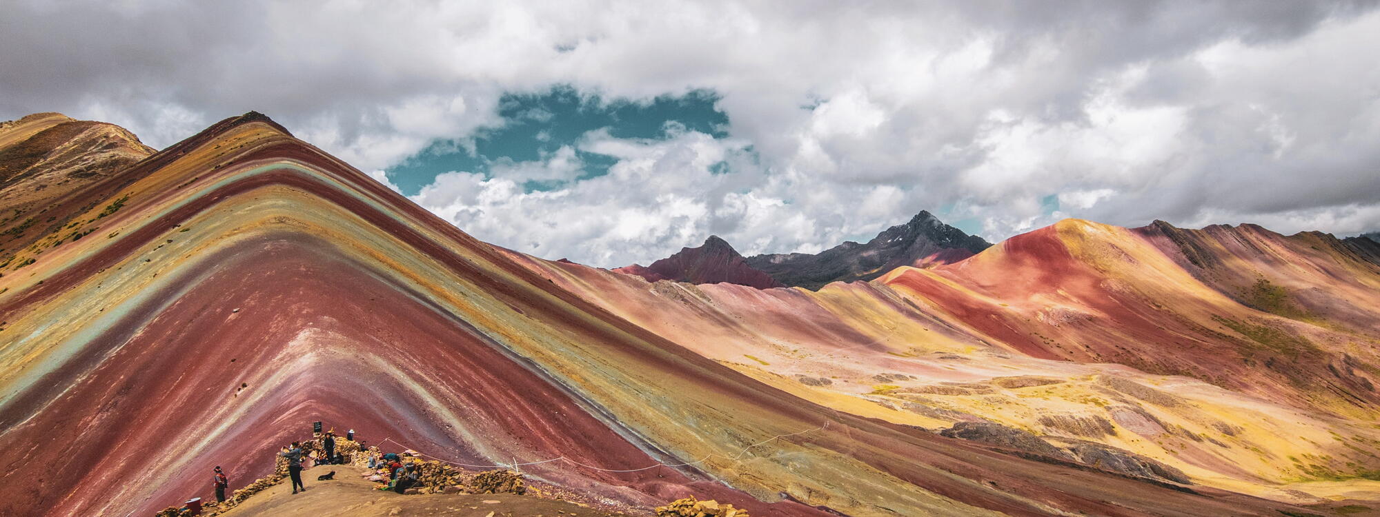 Een blik op de veelkleurige Rainbow Mountain in Peru.