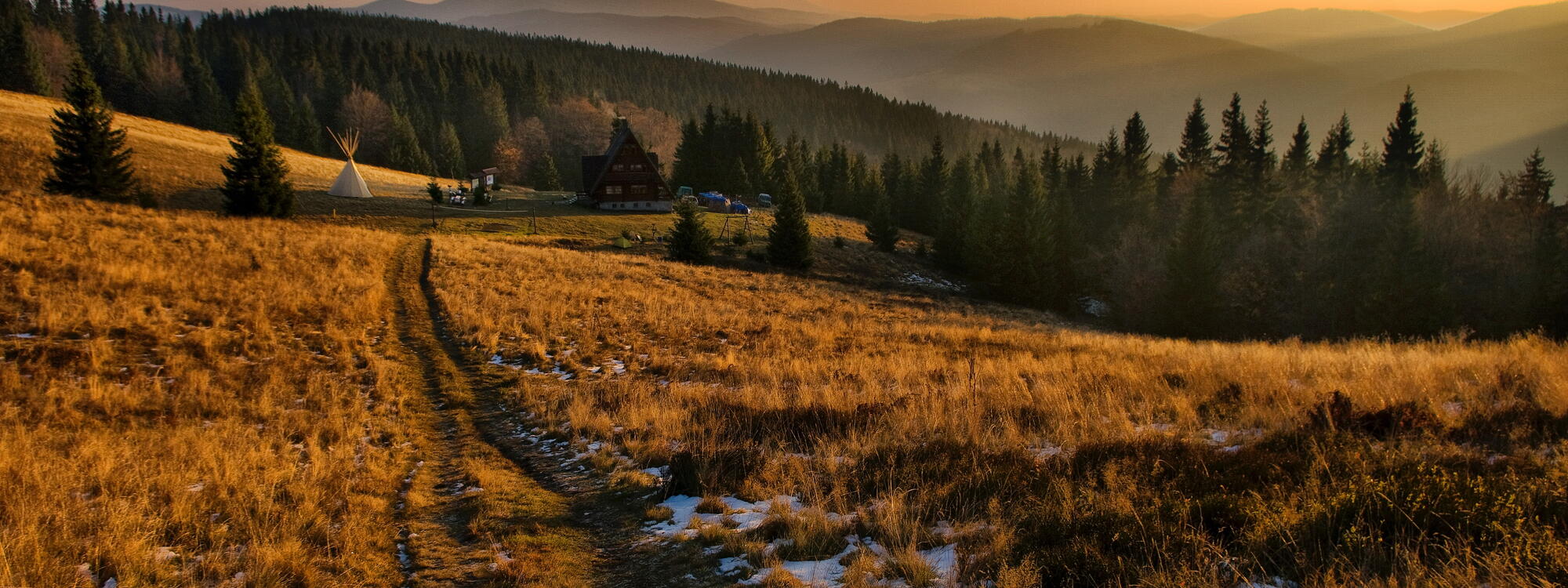 Gemengd berglandschap in het zuiden van Polen.